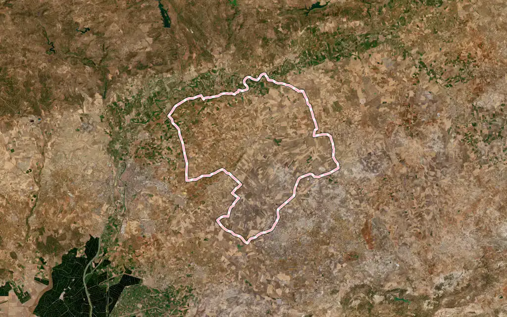 Vista satélite de Carmona con su contorno administrativo