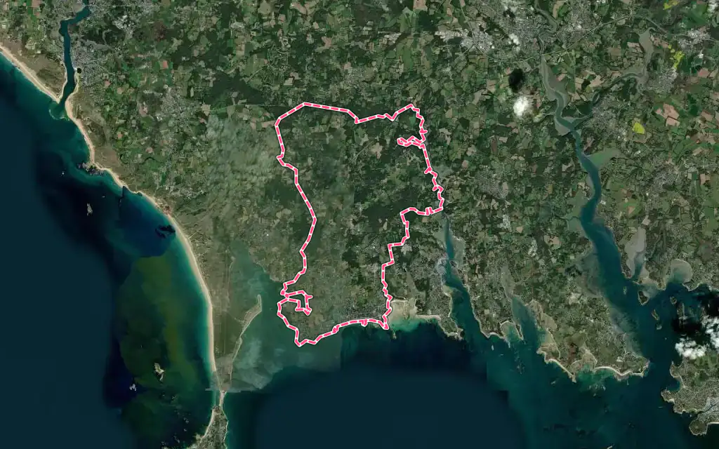 Vue satellite de Carnac avec ses contours administratifs