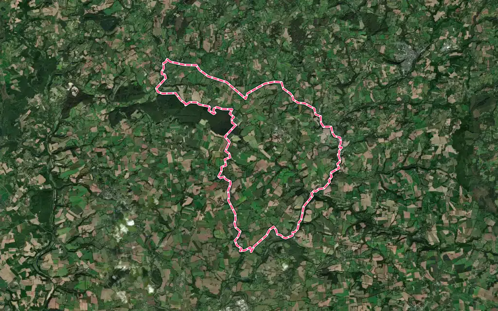 Vue satellite de Carnoët avec ses contours administratifs