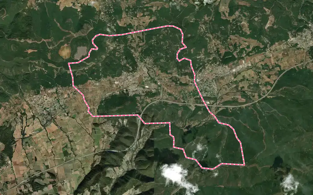 Vue satellite de Carnoules avec ses contours administratifs