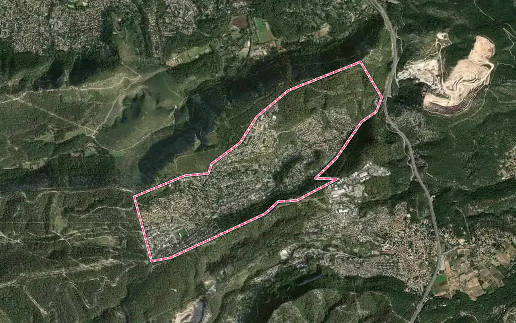 Vue satellite de Carnoux-en-Provence avec ses contours administratifs