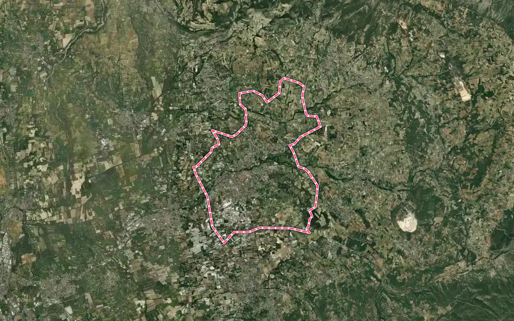 Vue satellite de Carpentras avec ses contours administratifs