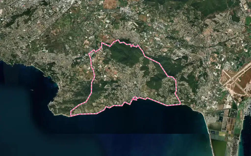 Vue satellite de Carqueiranne avec ses contours administratifs