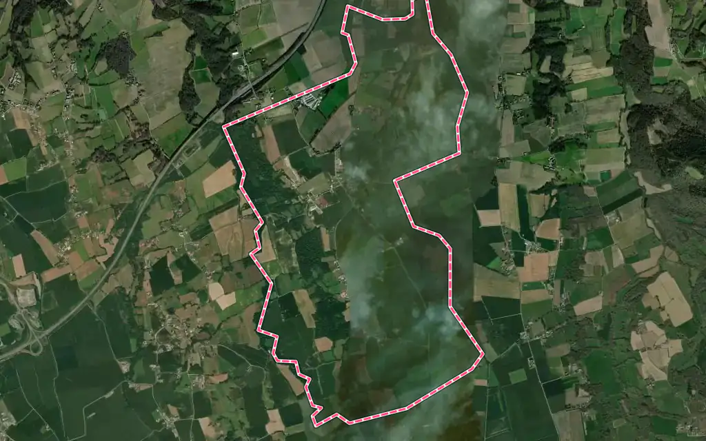 Vue satellite de Carrère avec ses contours administratifs