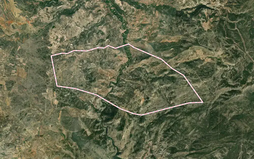 Vista satélite de Casas Bajas con su contorno administrativo