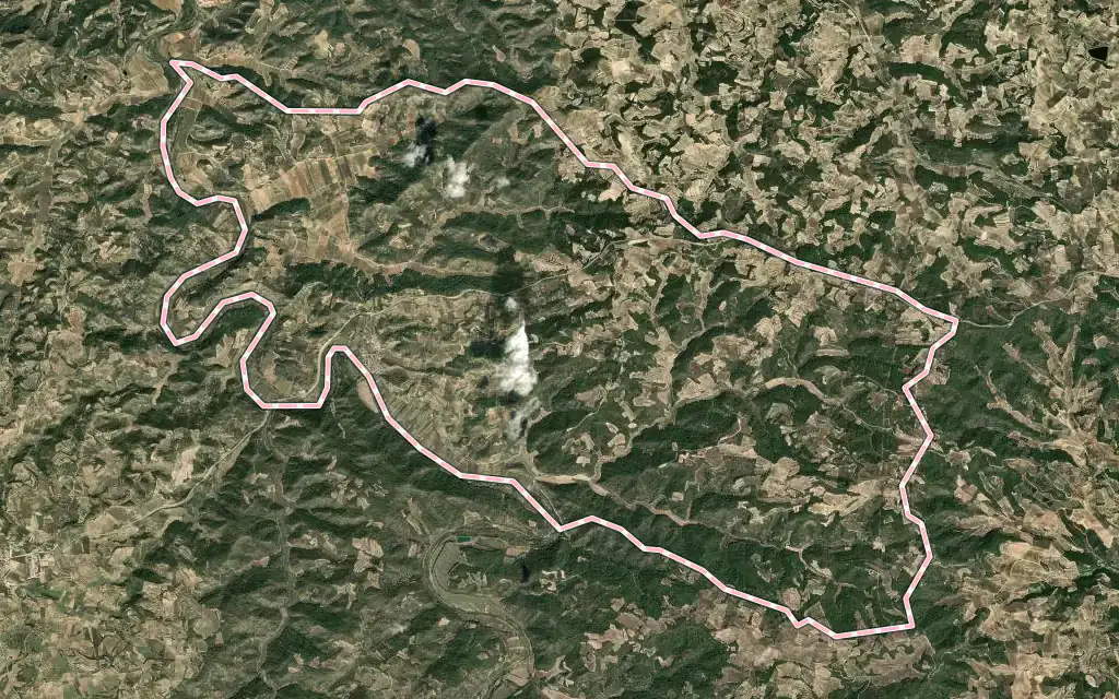 Vista satélite de Caseres con su contorno administrativo