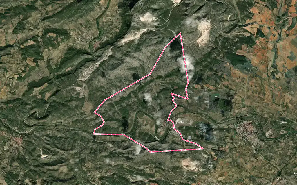 Vue satellite de Cases-de-Pène avec ses contours administratifs