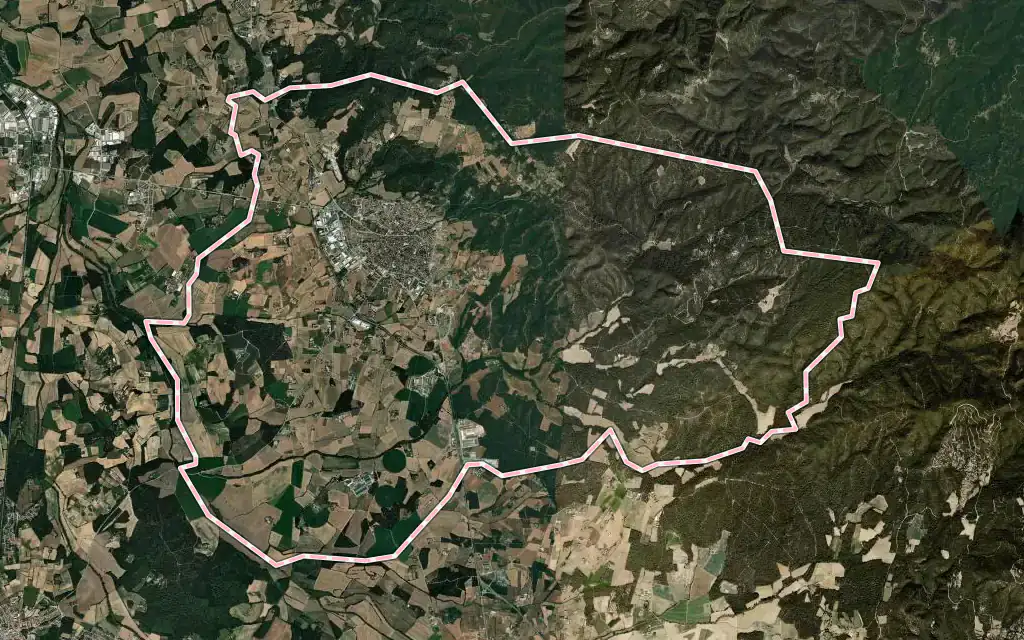 Vista satélite de Cassà de la Selva con su contorno administrativo