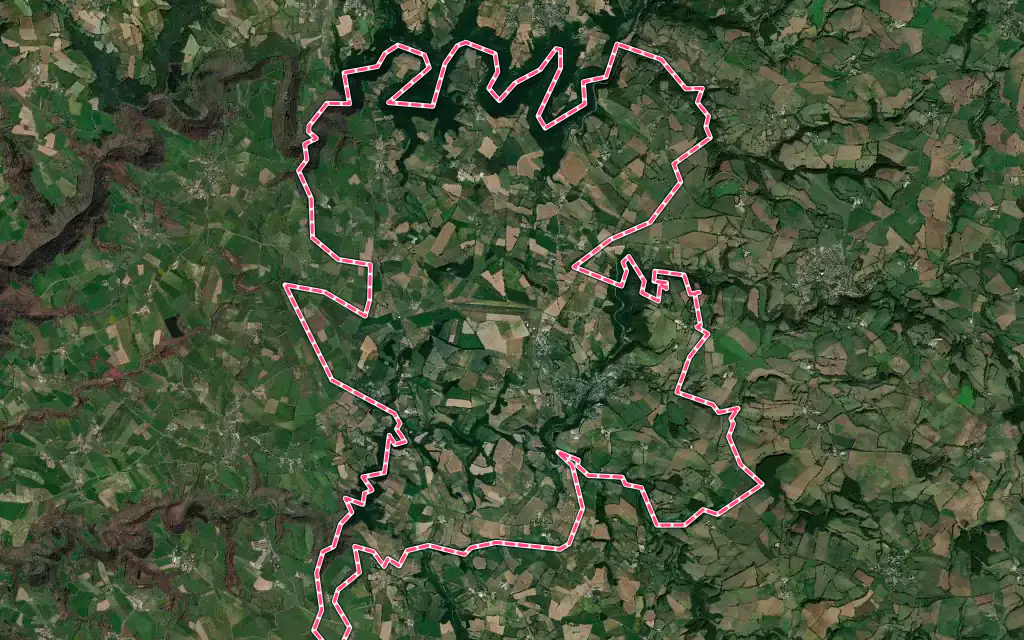 Vue satellite de Cassagnes-Bégonhès avec ses contours administratifs