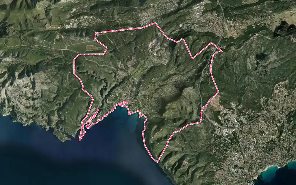 Vue satellite de Cassis avec ses contours administratifs