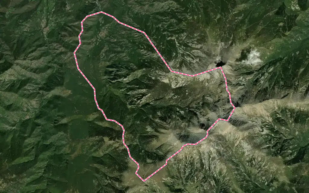 Vue satellite de Casteil avec ses contours administratifs