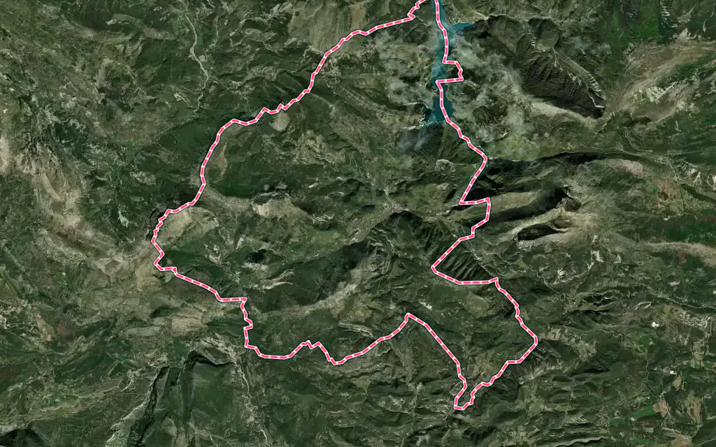 Vue satellite de Castellane avec ses contours administratifs
