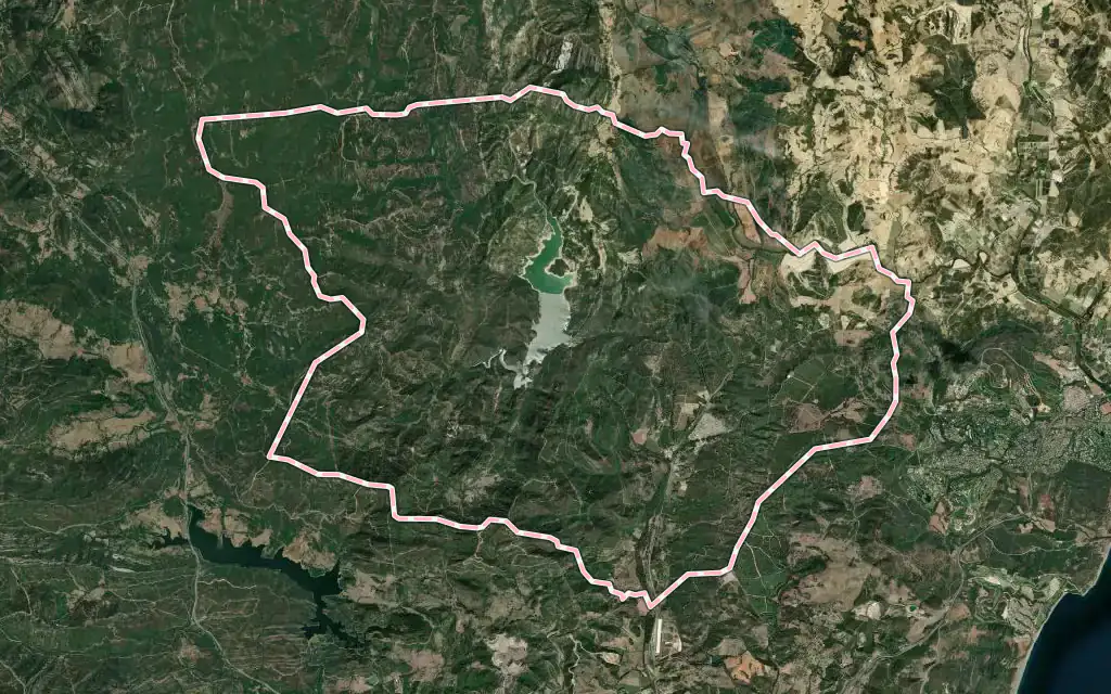 Vista satélite de Castellar de la Frontera con su contorno administrativo