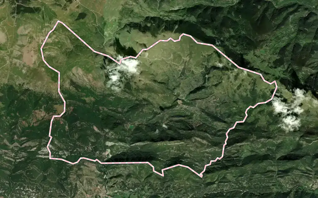 Vista satélite de Castellar de n'Hug con su contorno administrativo
