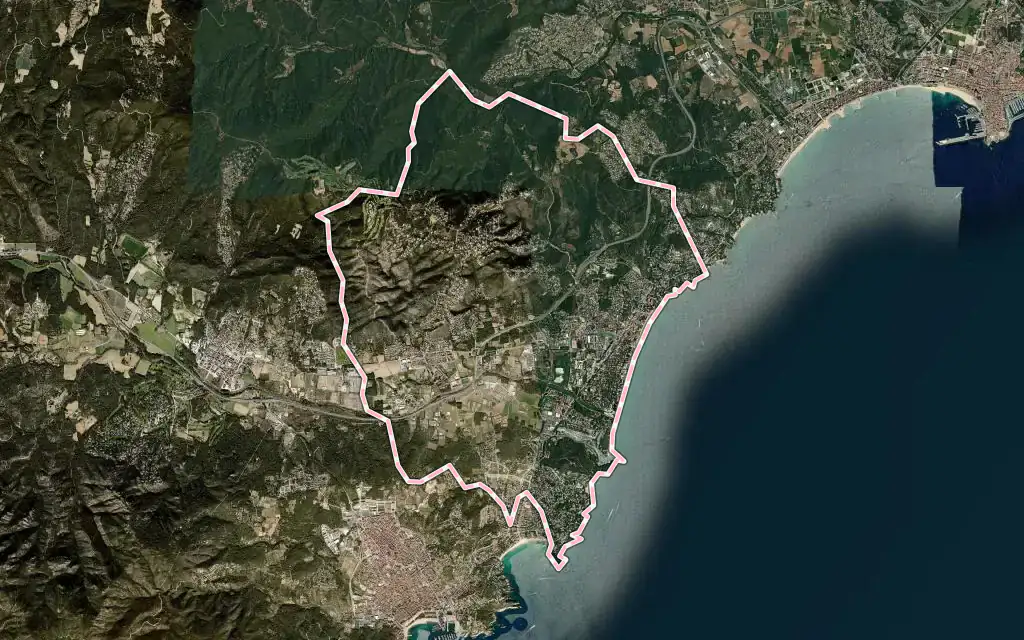 Vista satélite de Castell d'Aro, Platja d'Aro i s'Agaró con su contorno administrativo