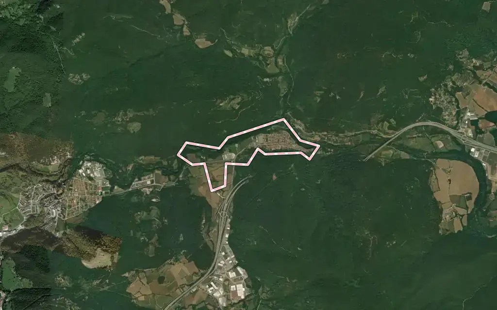 Vista satélite de Castellfollit de la Roca con su contorno administrativo