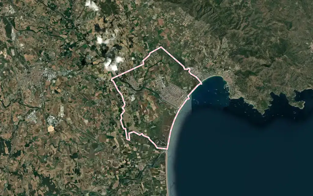 Vista satélite de Castelló d'Empúries con su contorno administrativo