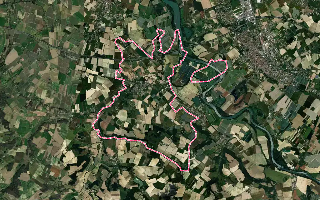 Vue satellite de Castelmayran avec ses contours administratifs