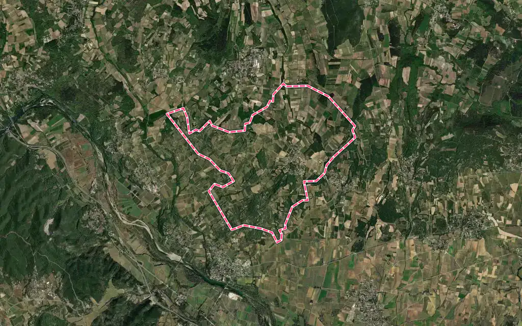 Vue satellite de Castelnau-Valence avec ses contours administratifs