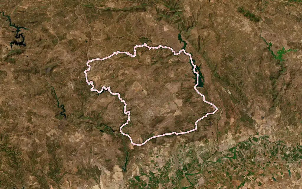 Vista satélite de Castilblanco de los Arroyos con su contorno administrativo