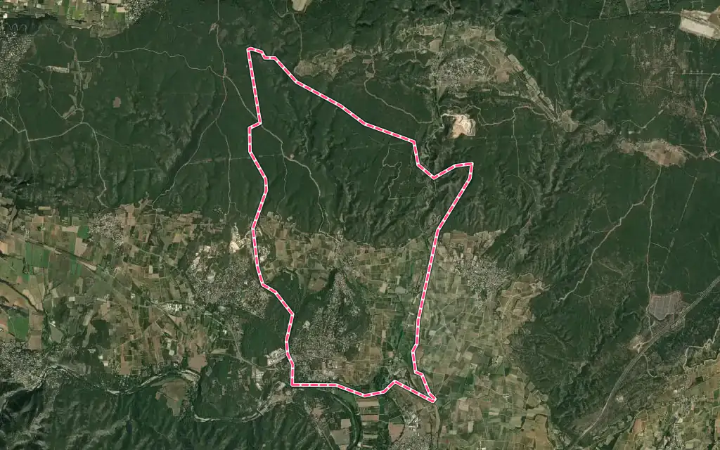 Vue satellite de Castillon-du-Gard avec ses contours administratifs