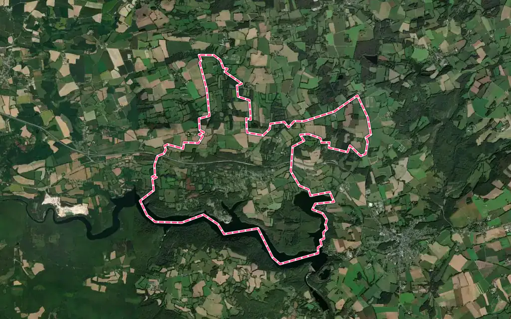 Vue satellite de Caurel avec ses contours administratifs