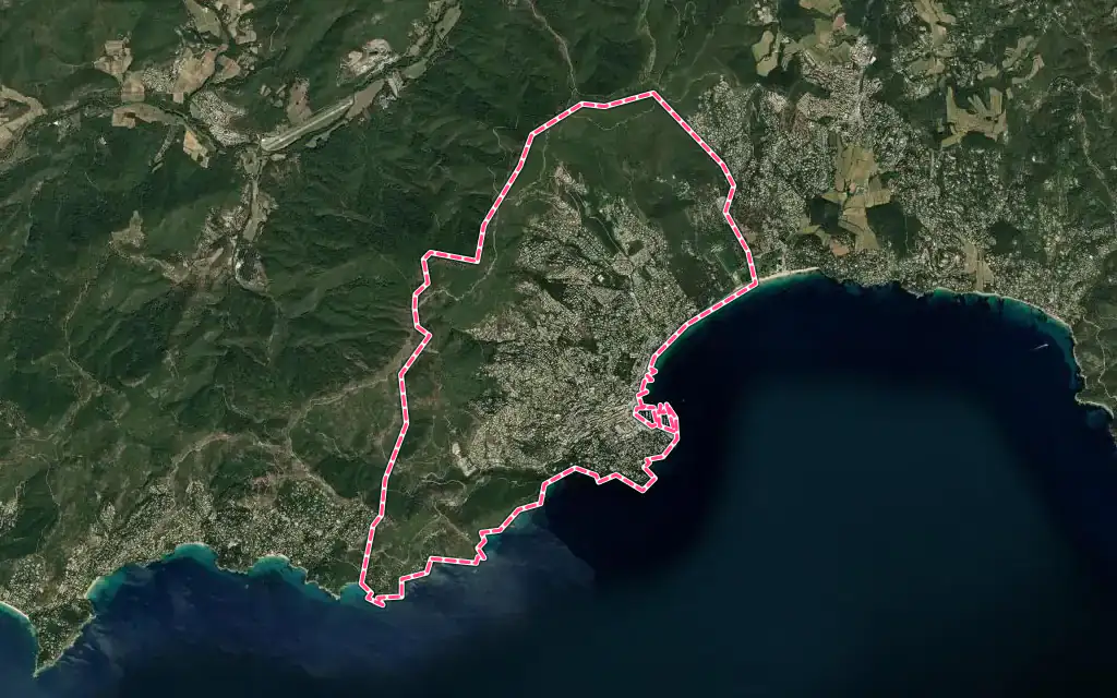 Vue satellite de Cavalaire-sur-Mer avec ses contours administratifs