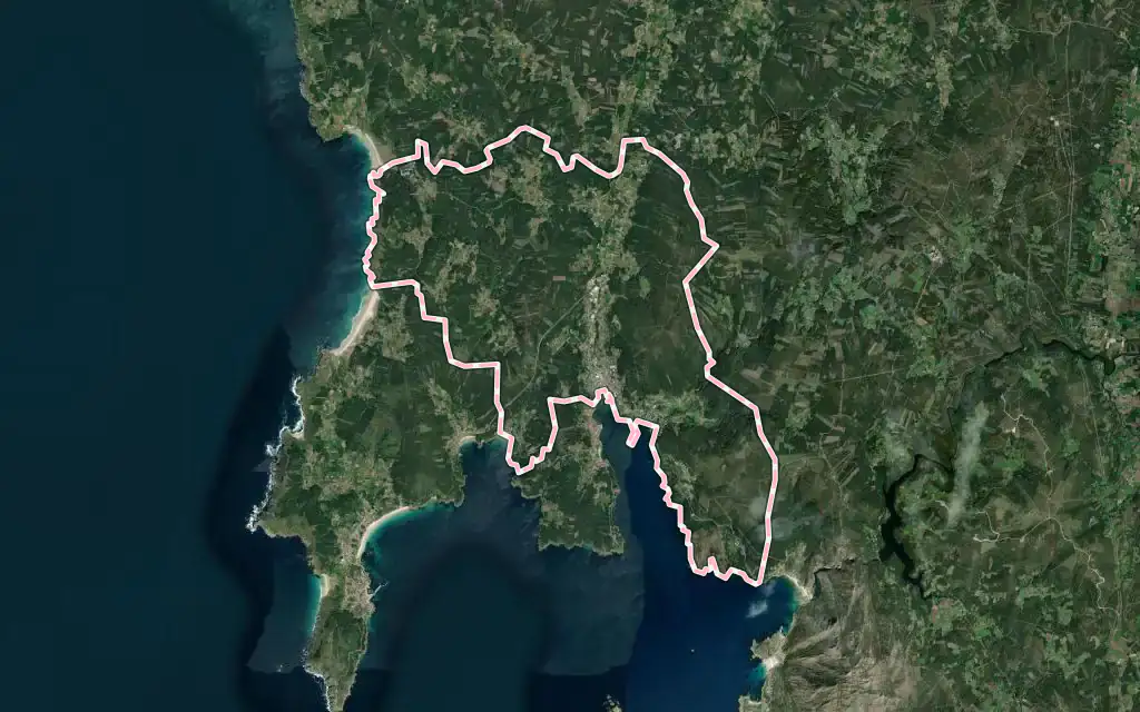Vista satélite de Cee con su contorno administrativo