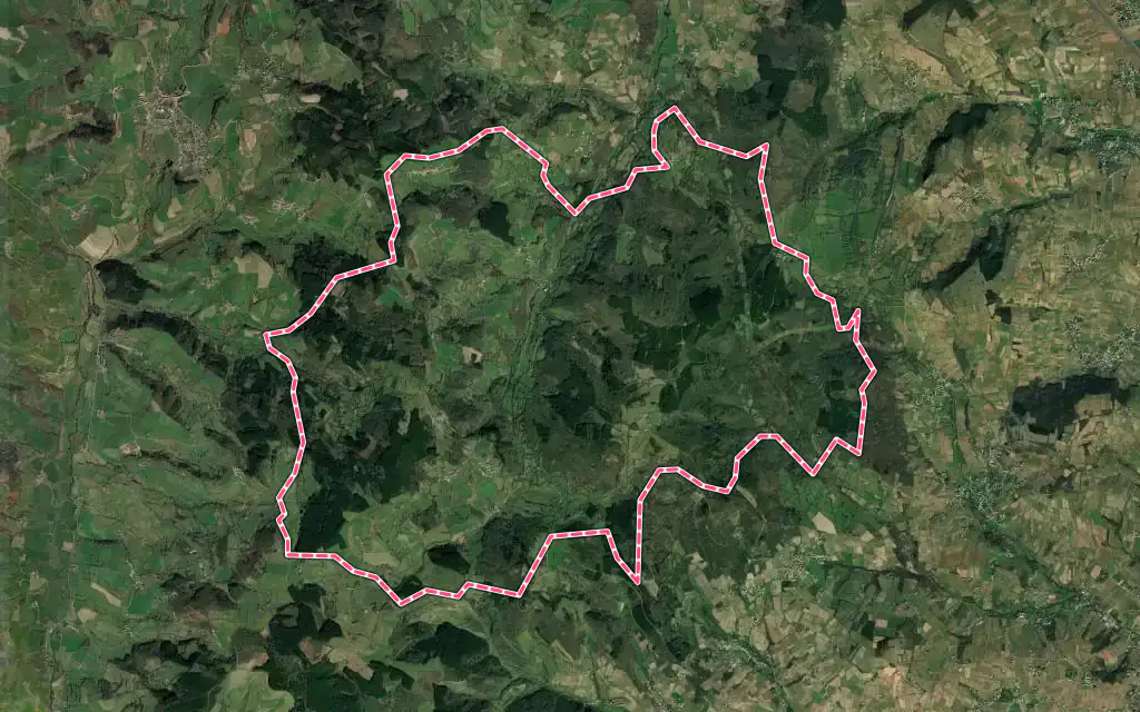 Vue satellite de Cenves avec ses contours administratifs