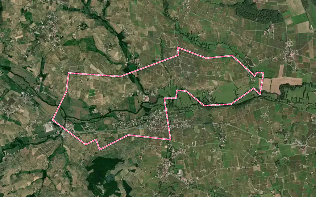 Vue satellite de Cercié avec ses contours administratifs
