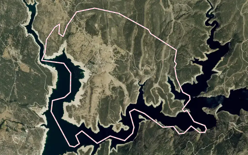 Vista satélite de Cervera de Buitrago con su contorno administrativo