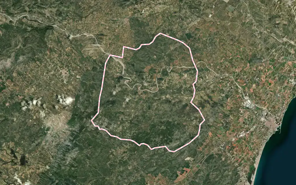 Vista satélite de Cervera del Maestre con su contorno administrativo
