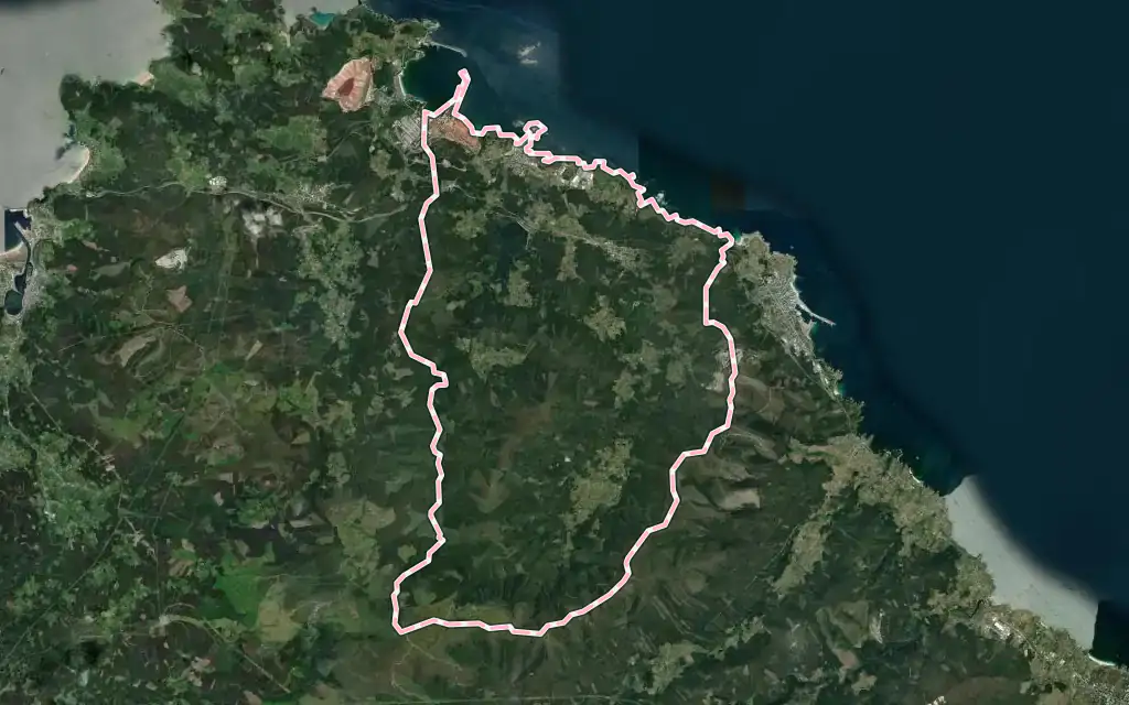 Vista satélite de Cervo con su contorno administrativo