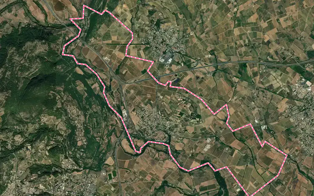 Vue satellite de Ceyras avec ses contours administratifs