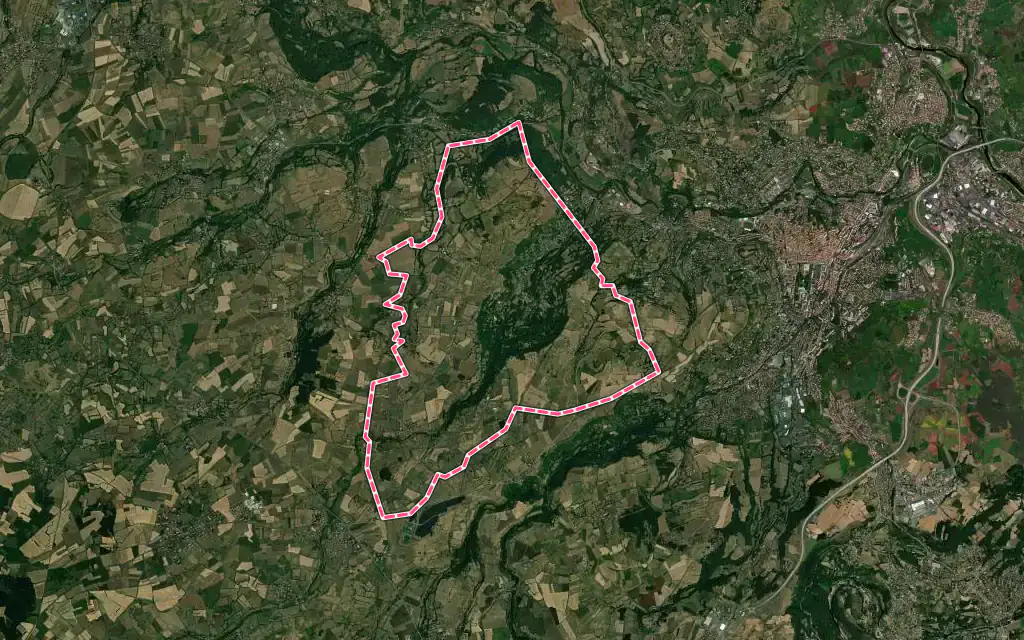 Vue satellite de Ceyssac avec ses contours administratifs