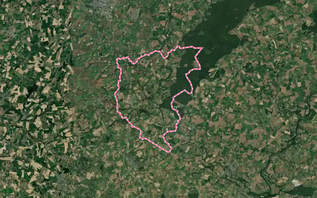 Vue satellite de Chailland avec ses contours administratifs