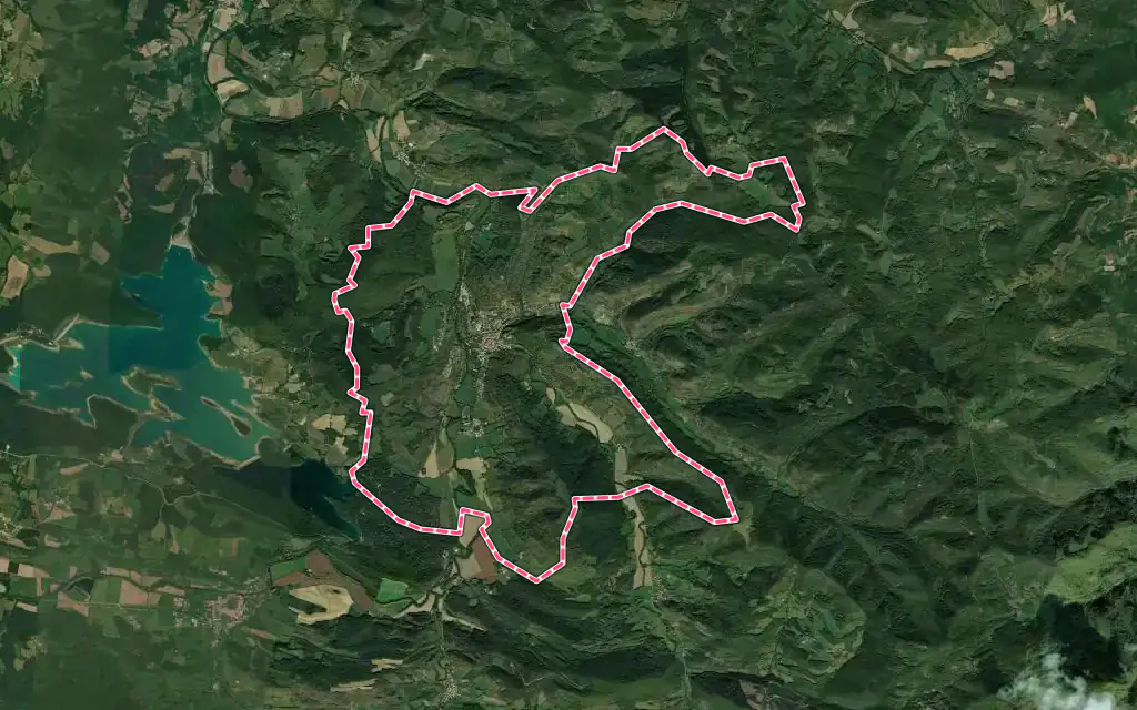 Vue satellite de Chalabre avec ses contours administratifs