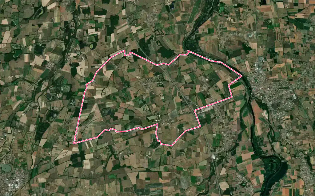 Vue satellite de Chalain-le-Comtal avec ses contours administratifs