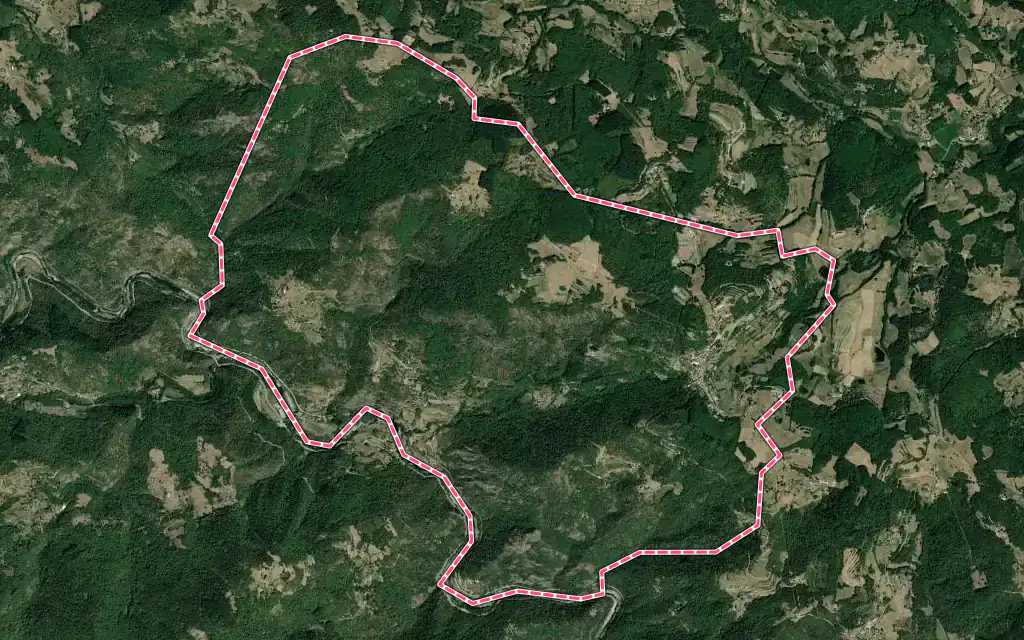 Vue satellite de Chalencon avec ses contours administratifs