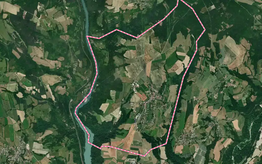 Vue satellite de Challonges avec ses contours administratifs