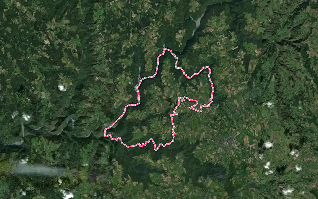 Vue satellite de Chalvignac avec ses contours administratifs