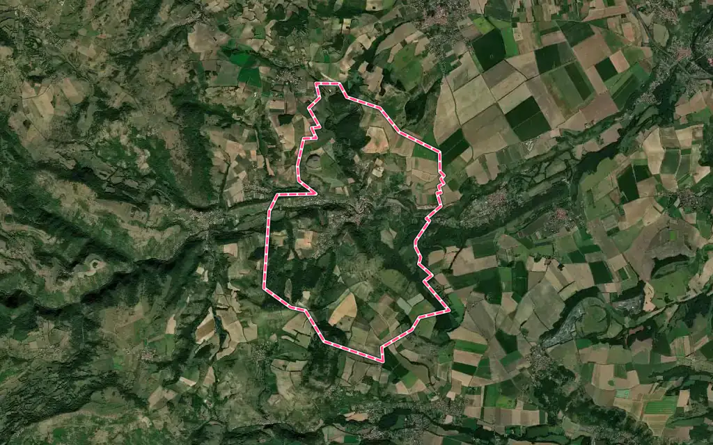Vue satellite de Champeix avec ses contours administratifs