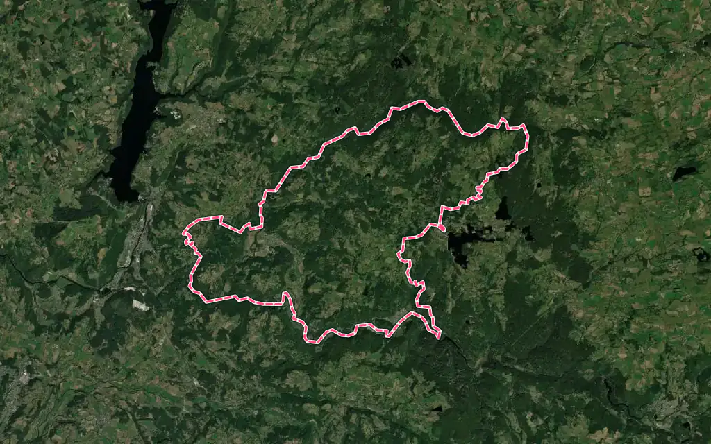 Vue satellite de Champs-sur-Tarentaine-Marchal avec ses contours administratifs