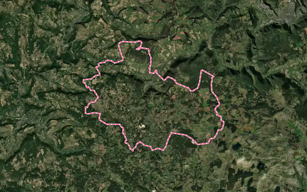 Vue satellite de Chanac avec ses contours administratifs