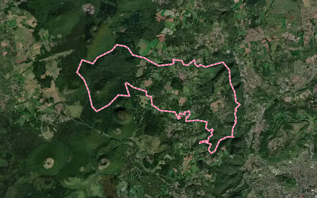 Vue satellite de Chanat-la-Mouteyre avec ses contours administratifs