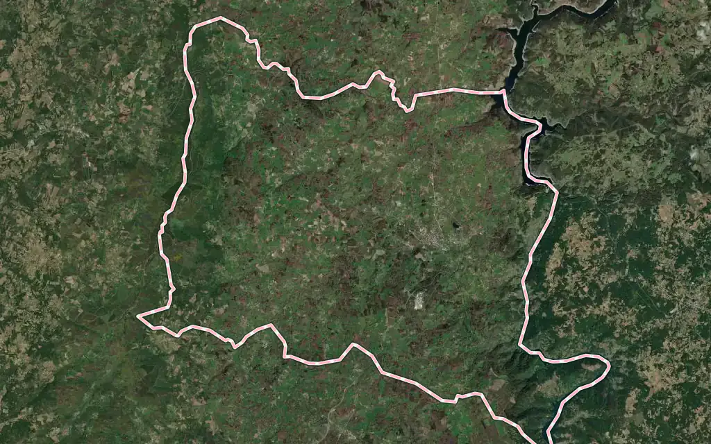 Vista satélite de Chantada con su contorno administrativo