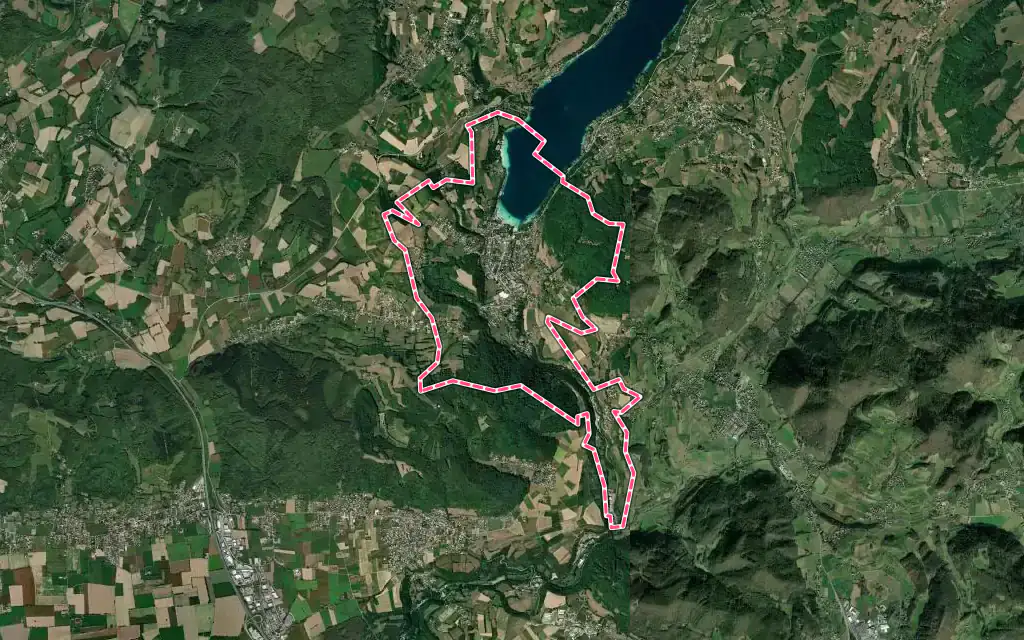 Vue satellite de Charavines avec ses contours administratifs