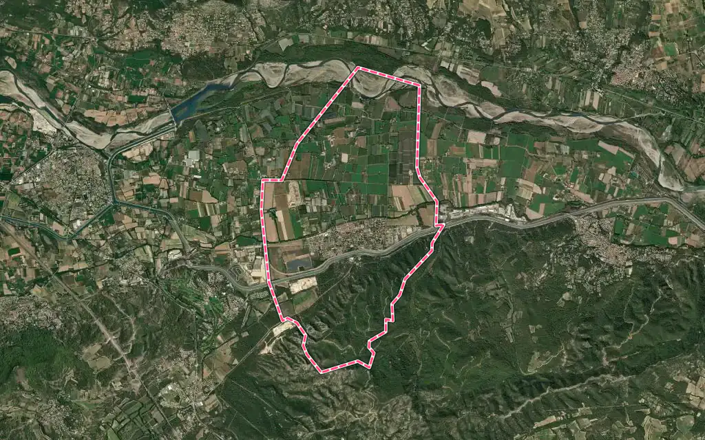 Vue satellite de Charleval avec ses contours administratifs