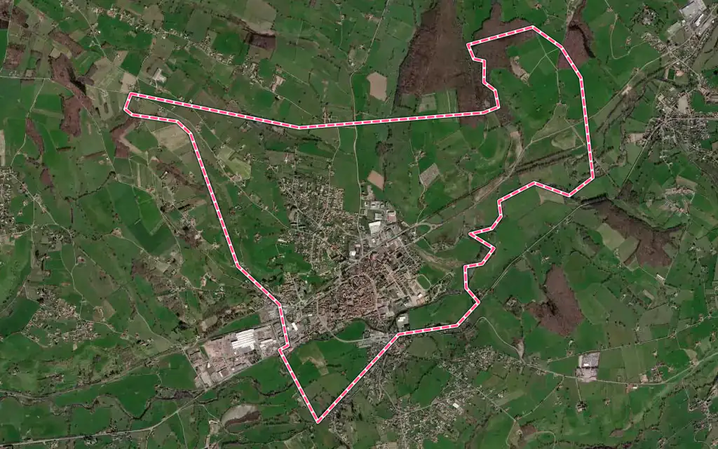 Vue satellite de Charlieu avec ses contours administratifs
