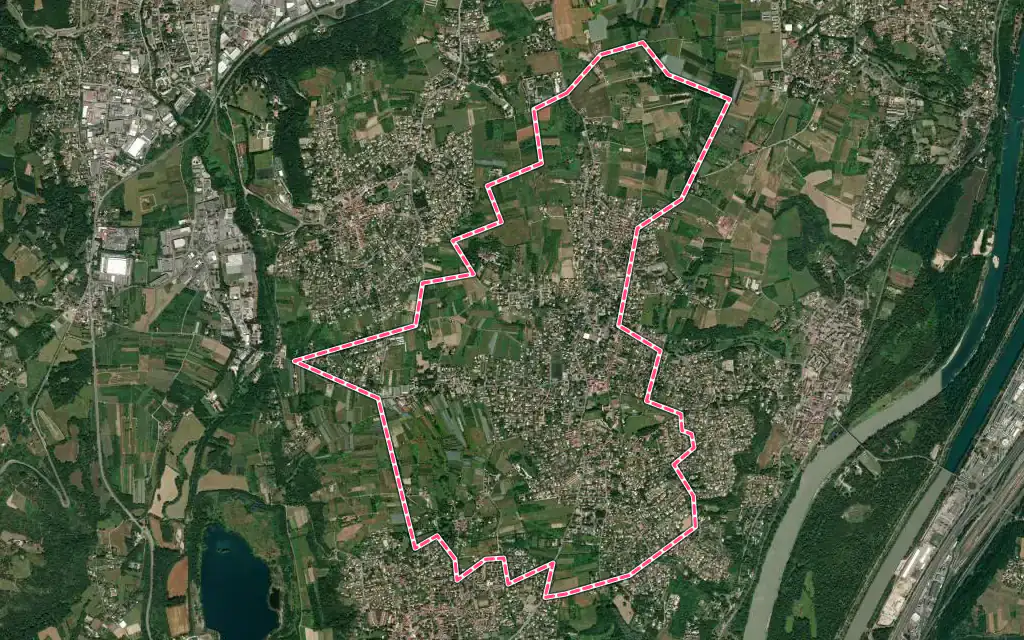 Vue satellite de Charly avec ses contours administratifs